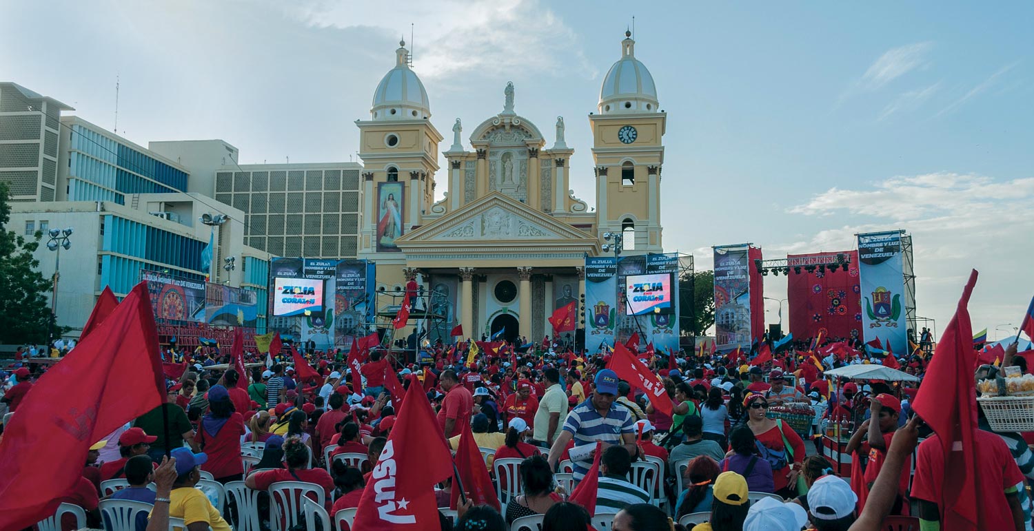 Crowd in a Venezuelan city square